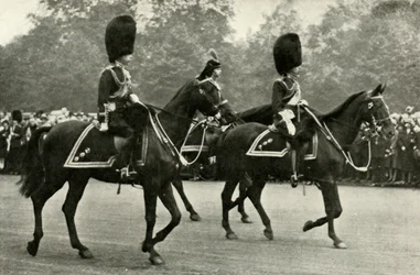 Re Giorgio a cavallo con il defunto re Giorgio V e il principe di Galles