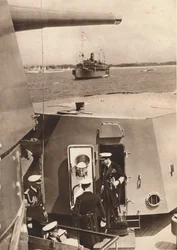 Re Giorgio VI nella torretta del cannone della H.M.S Southampton, 1937