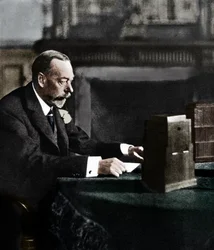 Re Giorgio V che trasmette all