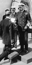 Re Giorgio V nomina cavaliere il Vice Ammiraglio Pakenham a bordo della HMS Princess Royal, c1930s