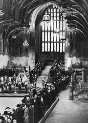 Re Giorgio V in stato a Westminster Hall, Londra, gennaio 1936