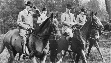 Re Giorgio V che cavalca nel Windsor Great Park con i suoi figli, anni 1930