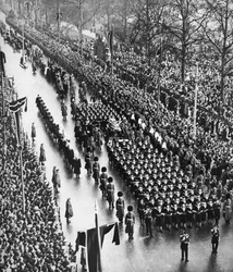 Processione funebre di Re Giorgio V lungo Piccadilly, Londra, 28 gennaio 1936
