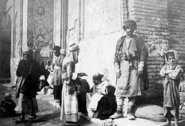 Barbiere curdo, fuori dalla moschea di Kazimain, Iraq