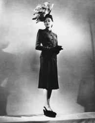La femme chic, abito del designer francese Jacques Fath, Parigi, gennaio 1943