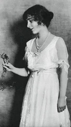 Lady Elizabeth Bowes-Lyon con un garofano rosso, 1923, 1937