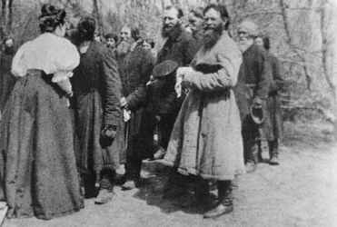 Proprietaria terriera che dà il saluto pasquale ai suoi contadini, Russia, 1890s
