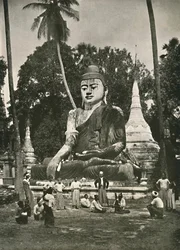 Grande Figura di Buddha sulla Piattaforma Shwe Dagon, Rangoon, 1900