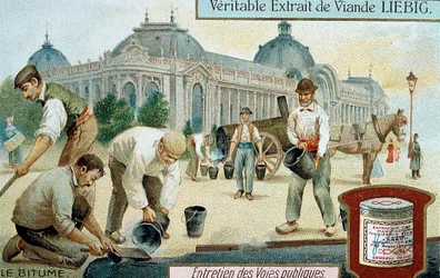 Posa della superficie stradale in bitume in una strada di Parigi, c1900