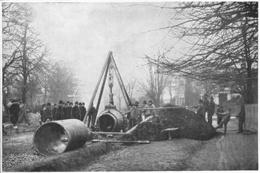 Posa di una grande condotta idrica da parte della Southwark and Vauxhall Water Company, Londra, c1902-1903