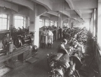 Lavorazione delle lenti presso la fabbrica dell