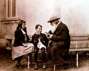 Lev Tolstoj, scrittore, filosofo e mistico russo, racconta una storia ai suoi nipoti, c. 1890-1910