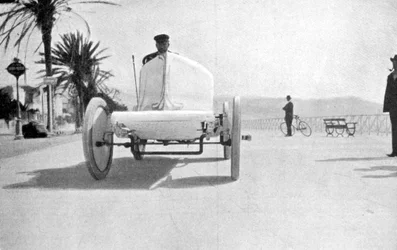 Leon Serpollet nella sua auto a vapore Gardner-Serpollet, Nizza, 1903