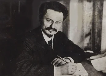 Leon Trotsky alla sua scrivania, primi anni 1920