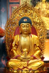 Tempio buddista Leong San. Statua del Buddha dorato. Singapore