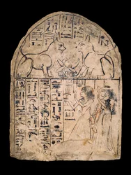 Stele di calcare che raffigura il culto dei gatti divini di Re e Atum