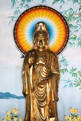 Pagoda buddista Linh Ung. Quan Am bodhisattva della compassione o dea della Misericordia. Gesto di protezione (Abhay). Danang. Vietnam