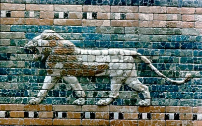Leone passante dal muro della via sacra alla Porta di Ishtar, Babilonia Iraq