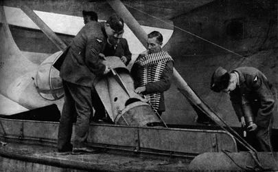 Caricamento di Bombe su un Aereo della RAF durante la Seconda Guerra Mondiale, c1940