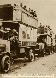 Autobus di Londra che portano truppe scozzesi al fronte, Prima Guerra Mondiale, 1914, 1935