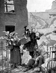 Londinesi resi senzatetto da un raid aereo tedesco durante il Blitz, Seconda Guerra Mondiale, ottobre 1940