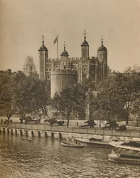 Gli edifici pubblici più antichi e più nuovi di Londra dal Tower Bridge