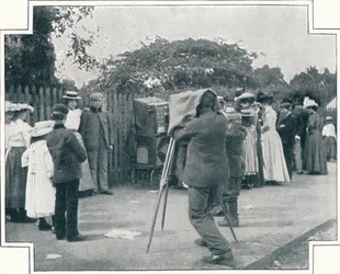 Sorridi, per favore!, Londra, c. 1903