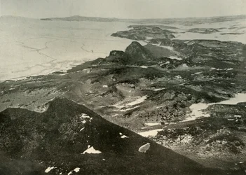 Guardando a nord verso Cape Royds, c. 1908, 1909
