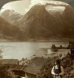 Vista da Hjelle attraverso il tranquillo Lago di Strynns verso i ripidi ghiacciai del Monte Skaala, Norvegia, c. 1905