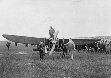 Louis Blériot in procinto di effettuare il primo volo riuscito attraverso la Manica