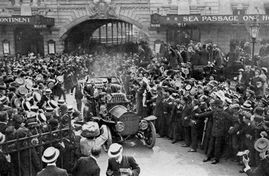 Louis Blériot in viaggio verso il Savoy Hotel, Londra, 25 luglio 1909