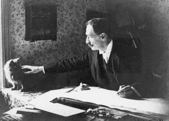 Louis Wain al suo tavolo da disegno, 1890