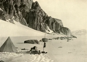 Deposito del ghiacciaio inferiore. I magazzini erano sepolti nella neve, c1908, 1909