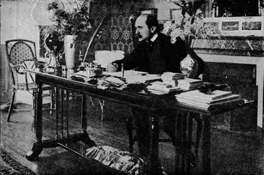 M. Rostand nella sua biblioteca