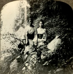 Fanciulle della Terra del Sol Levante, sotto le cascate di Kogijoku..., c1900