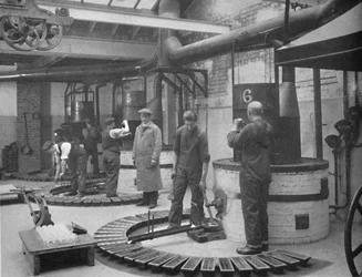 Produzione di metallo per stampa Fryotype nella fonderia di Londra, 1919