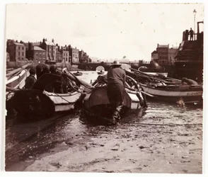 Uomo che lancia una barca da pesca, porto di Whitby, circa 1901