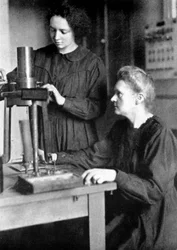 Marie Curie, fisica franco-polacca e sua figlia Irene, 1925