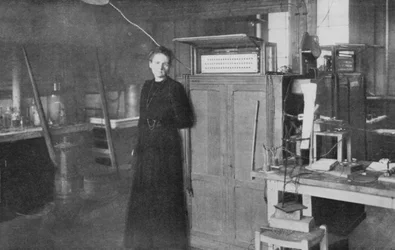 Marie Curie, fisica franco-polacca, nel suo laboratorio, 1912