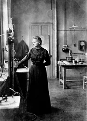Marie Curie, fisica franco-polacca nel suo laboratorio, 1912