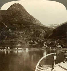 Marok e le altezze giganti dietro di esso, S.S.E. dal Geirangerfjord, Norvegia, c. 1905