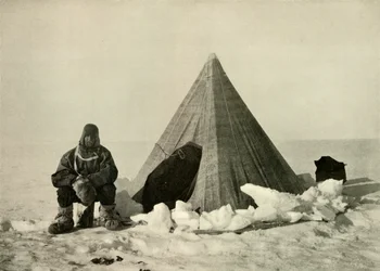 Marshall fuori da una tenda, al campo, circa 1908-1909