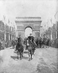 Marescialli Foch e Joffre durante la grande parata della vittoria, Parigi, Francia, 14 luglio 1919