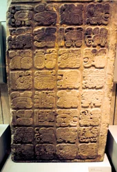 Architrave maya che elenca le nove generazioni di sovrani a Yaxchilan