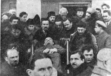 Membri del Comitato Centrale che trasportano la bara di Lenin, 27 gennaio 1924