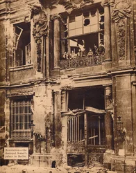 Membri della Divisione Marina del Popolo sul balcone del Palazzo della Città