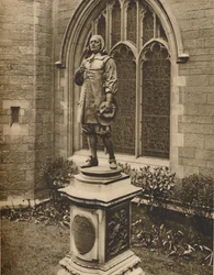 Statua di Milton fuori dal suo luogo di sepoltura nella città, c1935