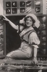 Miss Isabel Jay, 1879-1927, come Christine in Dear Little Denmark, circa 1909