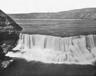 Fiume Missouri vicino alle Great Falls, Montana, USA, c. 1900