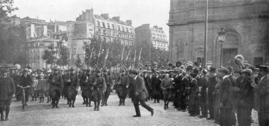 Truppe francesi mobilitate che marciano a Parigi, Francia, agosto 1914